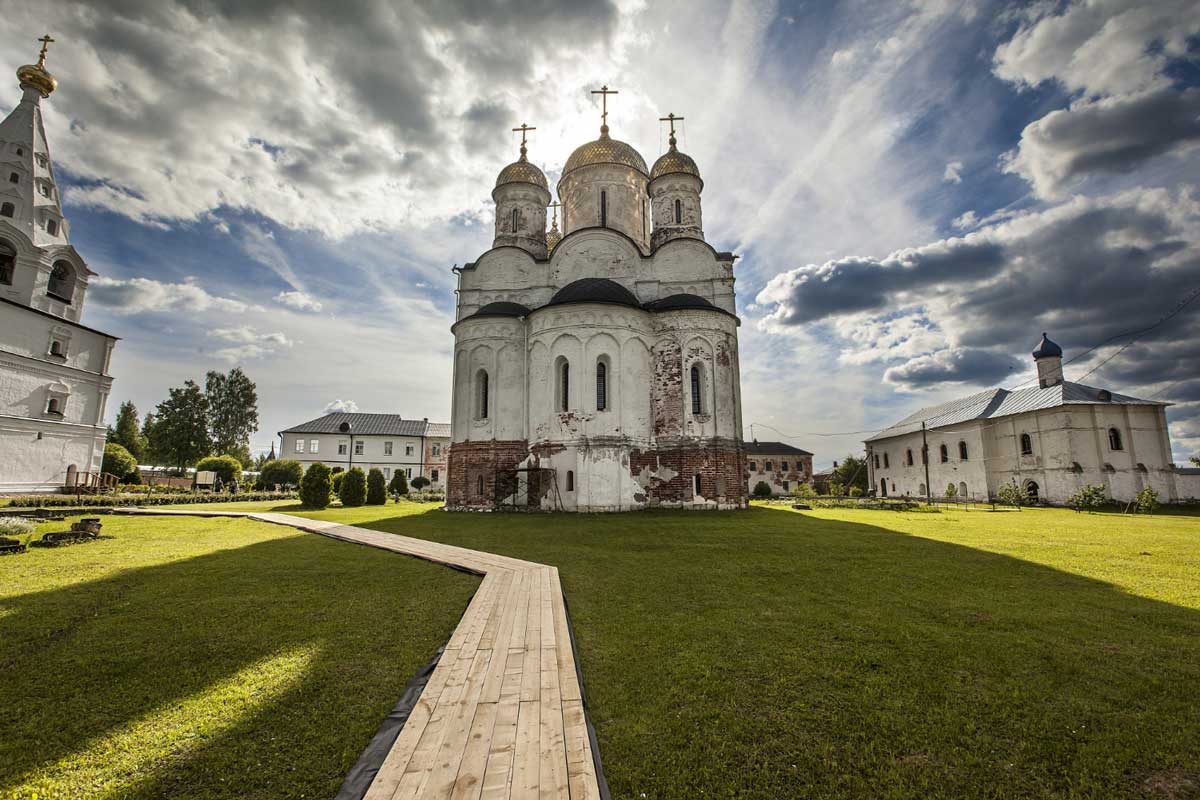 Зачем ходить в храм, если Бог слышит нас везде
